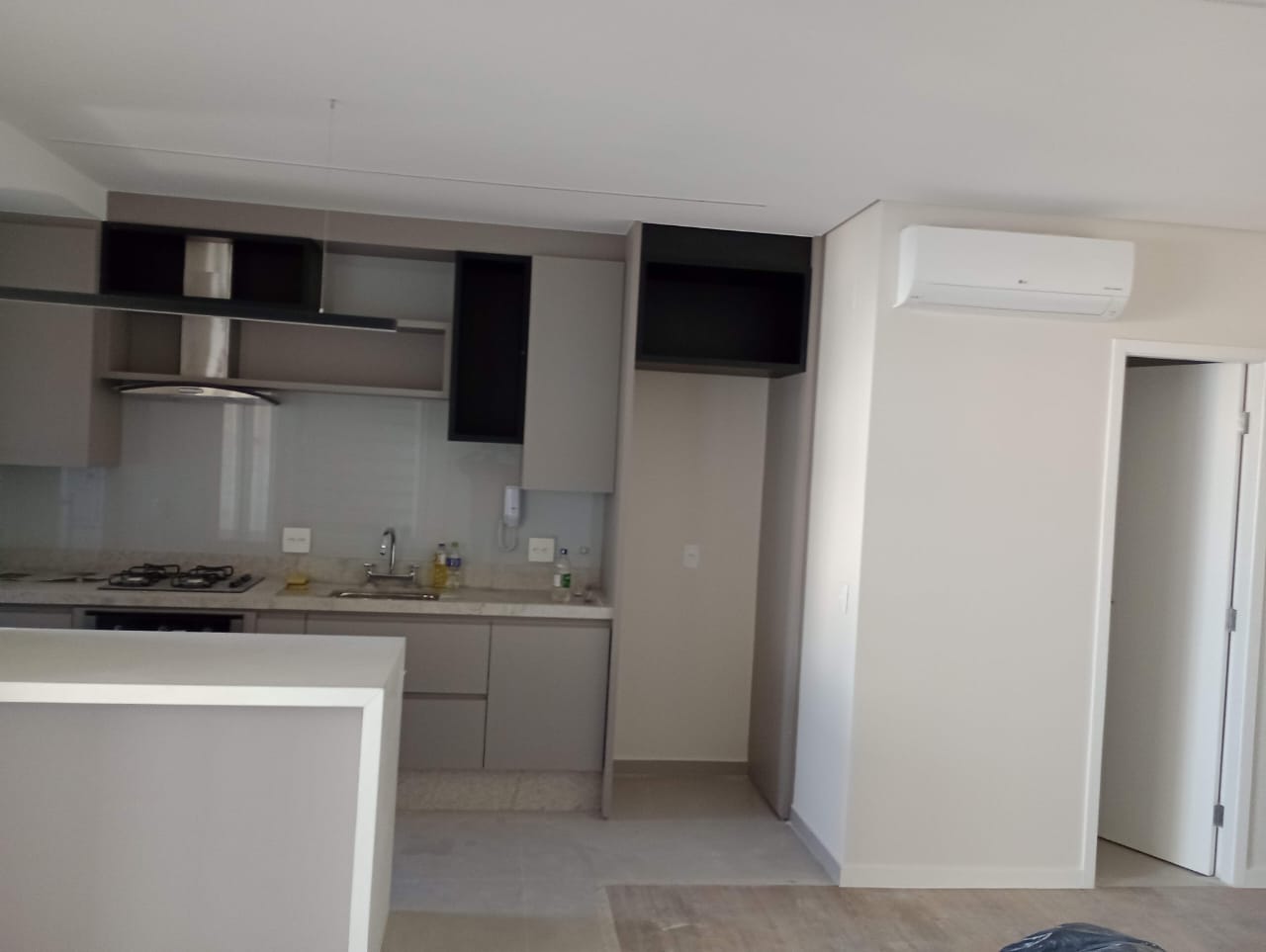 Cozinha com marcenaria planejada em tons de cinza e acabamento em pintura clara