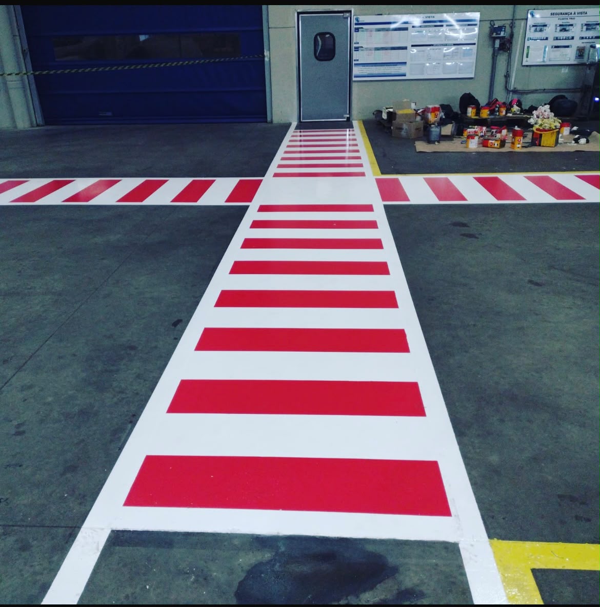 Faixa de demarcação de piso industrial em vermelho e branco