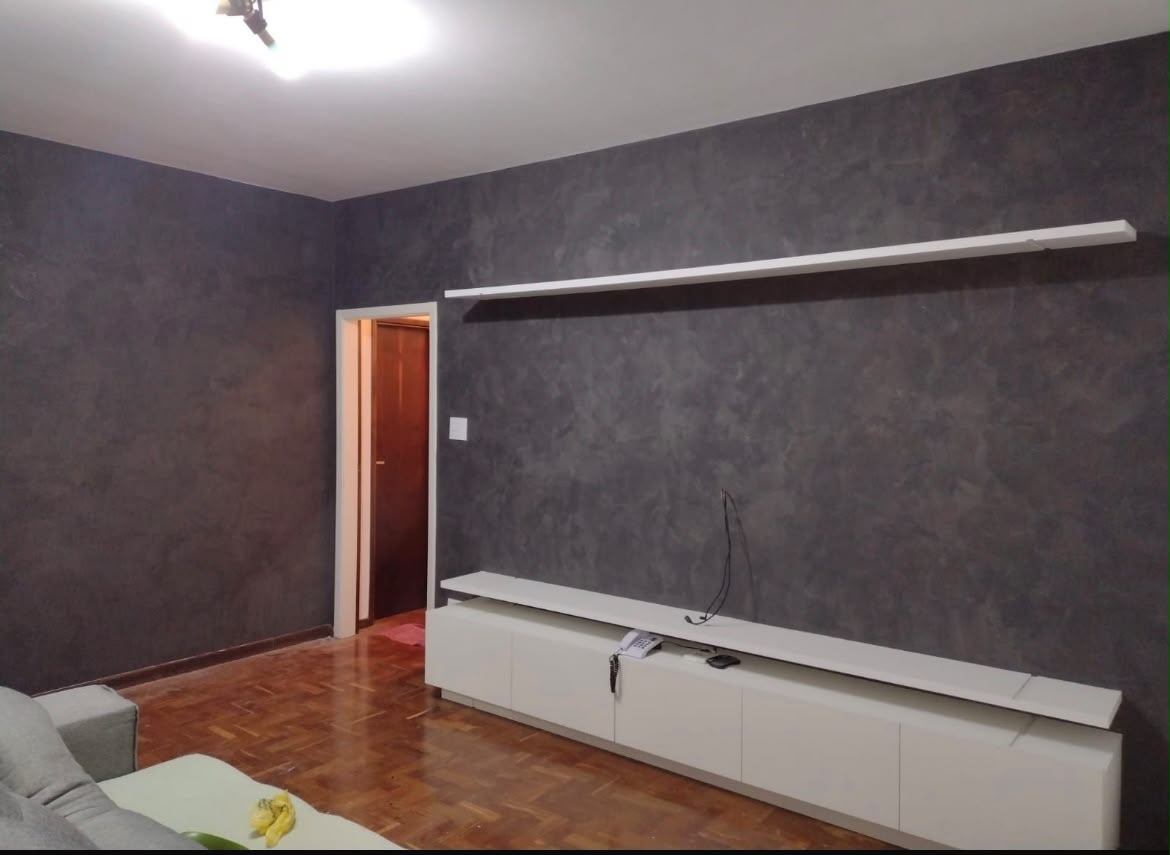 Sala com parede em efeito cimento queimado